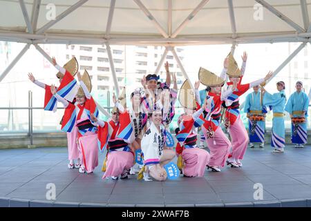 Tokushima Awa Odori Festival 2024. Auf der Freiluftbühne präsentieren Künstler traditionellen japanischen Awa-Tanz. Präfektur Tokushima, Japan. Stockfoto