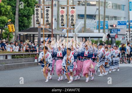 Tokushima Awa Odori Festival 2024. Darsteller tragen traditionelle obon-Kostüme, tanzen und singen, während sie durch die Straßen ziehen. Tokushima, Japan. Stockfoto