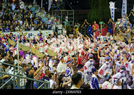 Tokushima Awa Odori Festival 2024 Soodori. Alle Darsteller tanzen und singen in einer Formation, während sie nachts durch die Bühne im Freien ziehen. Stockfoto