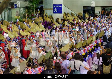 Tokushima Awa Odori Festival 2024 Soodori. Alle Darsteller tanzen und singen in einer Formation, während sie nachts durch die Bühne im Freien ziehen. Stockfoto