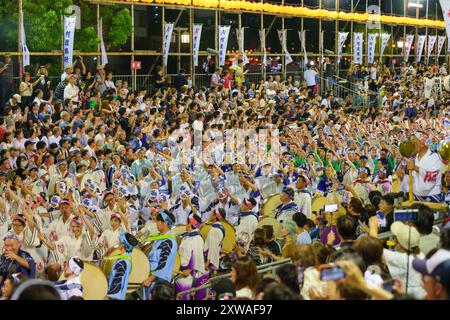 Tokushima Awa Odori Festival 2024 Soodori. Alle Darsteller tanzen und singen in einer Formation, während sie nachts durch die Bühne im Freien ziehen. Stockfoto