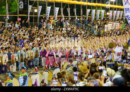 Tokushima Awa Odori Festival 2024 Soodori. Alle Darsteller tanzen und singen in einer Formation, während sie nachts durch die Bühne im Freien ziehen. Stockfoto