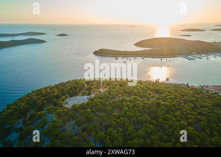 Panoramablick auf die Inseln in der Adria und das Heckenlabyrinth zwischen Waldbäumen bei Sonnenuntergang. Lavendellabyrinth in Rogoznica, Kroatien. Luftaufnahme von coasta Stockfoto