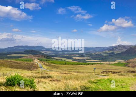 2. September 2022: Scottish Highlands, UK - Ein Reisebus fährt durch die herrliche Landschaft der Scottish Highlands, auf General Wade's Militar Stockfoto