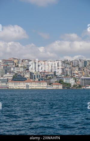 Istanbuls atemberaubende Skyline entlang der Bosporus-Küste mit historischen Gebäuden Stockfoto