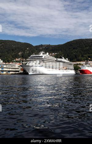 Das Kreuzfahrtschiff Viking Sky liegt am Skoltegrunnskaien Kai im Hafen von Bergen, Norwegen Stockfoto