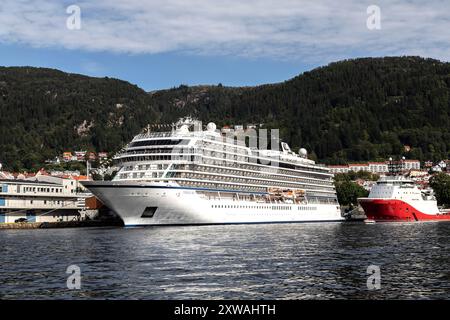 Das Kreuzfahrtschiff Viking Sky liegt am Skoltegrunnskaien Kai im Hafen von Bergen, Norwegen Stockfoto