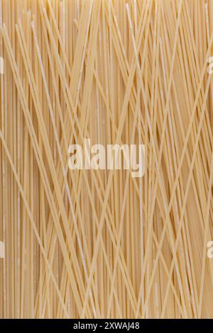 Rohe Spaghettitextur. Trockene rohe italienische Vollkornnudeln Spaghetti natürliche Textur oder Hintergrund, Nahaufnahme, hohe Auflösung. Stockfoto