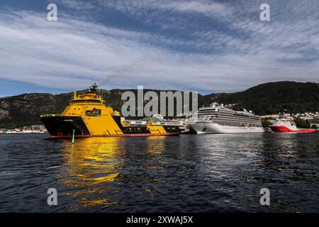 Offshore-Versorgung AHTS Odin Viking fährt rückwärts in den Hafen von Bergen, Norwegen. Vorbei an Kreuzfahrtschiff Viking Sky und Versorgungsschiff Siem Pearl Stockfoto