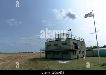 Der Kontrollturm auf dem ehemaligen Flugplatz Framlingham Station 153 in Parham, Suffolk, Großbritannien Stockfoto