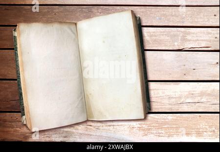 Altes Buch mit leeren Seiten auf Vintage-Tafeln. Vintage geöffnetes Buch mit leerer Seite auf Holzdielen. Mustervorlage. Kopierbereich für Text Stockfoto