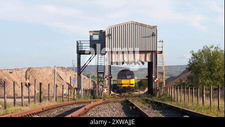 Diesellokomotive der Baureihe 60 der GB Railfreight auf dem Anschlussgleis Harrisons, Shap, mit einem Güterzug aus Kastenwagen, der für das Wochenende abgestellt wurde Stockfoto