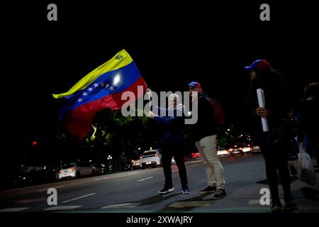 Buenos Aires, Argentinien. August 2024. Venezolaner demonstrieren während eines weltweiten Protests gegen den Wahlbetrug in Venezuela während der letzten Präsidentschaftswahlen (28. Juli) am 17. August 2024 im Floralis Generica in Buenos Aires, Argentinien. (Foto: Francisco Loureiro/SIPA USA) Credit: SIPA USA/Alamy Live News Stockfoto