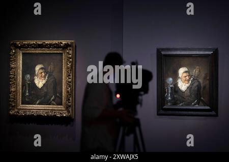 Frans Hals - Ausstellung Berlin DEU, Deutschland, Berlin, 11.07.2024 Nachbildung Malle Babbe von Gustave Courbet Kopie nach Frans Hals, links und Bild Malle Babbe von Frans Hals in der Ausstellung Frans Hals Meister des Augenblicks in der Gemaeldegalerie am Kulturforum in Berlin Deutschland. Die Sonderausstellung laeuft vom 12.07.2024 bis 03.11.2024. Der Portraetmaler Frans Hals zaehlt neben Rembrandt und Vermeer zu den herausragenden niederlaendischen Malern des 17. Jahrhundert. Neben ausdrucksstarken Bildnissen der Haarlemer Elite malte er als erster Kuenstler Hollands auch sozia Stockfoto