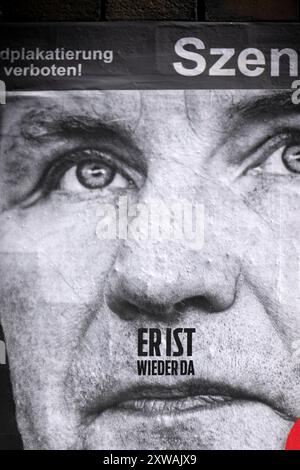 Bjoern Hoecke - er ist wieder da DEU, Deutschland, Berlin, 06.07.2024 Werbung der Tageszeitung Junge Welt mit einem Foto von Bjoern Hoecke Höcke von der Partei AfD Alternative für Deutschland mit dem Schriftzug er ist wieder da in Form von einem Hitlerbart nach Adolf Hitler in Berlin Deutschland. Nach den Recherchen von Correctiv ueber Treffen von AfD-Politikern mit Rechtsextremen zum sog. Geheimplan gegen Deutschland und die sog. Remigration von Menschen wird zunehmend ein AfD-Verbot diskutiert en: Anzeige der Tageszeitung Junge Welt mit einem Foto von Bjoern Hoecke Höck Stockfoto