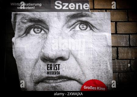 Bjoern Hoecke - er ist wieder da DEU, Deutschland, Berlin, 06.07.2024 Werbung der Tageszeitung Junge Welt mit einem Foto von Bjoern Hoecke Höcke von der Partei AfD Alternative für Deutschland mit dem Schriftzug er ist wieder da in Form von einem Hitlerbart nach Adolf Hitler in Berlin Deutschland. Nach den Recherchen von Correctiv ueber Treffen von AfD-Politikern mit Rechtsextremen zum sog. Geheimplan gegen Deutschland und die sog. Remigration von Menschen wird zunehmend ein AfD-Verbot diskutiert en: Anzeige der Tageszeitung Junge Welt mit einem Foto von Bjoern Hoecke Höck Stockfoto