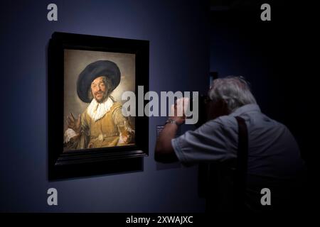 Frans Hals - Ausstellung Berlin DEU, Deutschland, Berlin, 11.07.2024 Bild der froehliche Trinker von 1628-1630 in der Ausstellung Frans Hals Meister des Augenblicks in der Gemaeldegalerie am Kulturforum in Berlin Deutschland. Die Sonderausstellung laeuft vom 12.07.2024 bis 03.11.2024. Der Portraetmaler Frans Hals zaehlt neben Rembrandt und Vermeer zu den herausragenden niederlaendischen Malern des 17. Jahrhundert. Neben ausdrucksstarken Bildnissen der Haarlemer Elite malte er als erster Küstler Hollands auch soziale Außenseiter als Individuen im Portraetformat. de: Lackieren des c Stockfoto