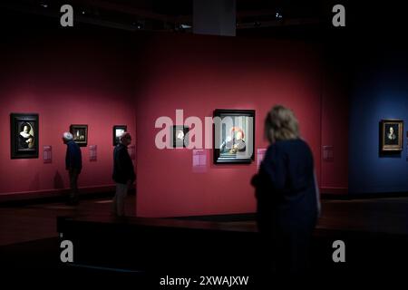 Frans Hals - Ausstellung Berlin DEU, Deutschland, Berlin, 11.07.2024 Abteilung der Einfluss von Hals in der Ausstellung Frans Hals Meister des Augenblicks in der Gemaeldegalerie am Kulturforum in Berlin Deutschland. Die Sonderausstellung laeuft vom 12.07.2024 bis 03.11.2024. Der Portraetmaler Frans Hals zaehlt neben Rembrandt und Vermeer zu den herausragenden niederlaendischen Malern des 17. Jahrhundert. Neben ausdrucksstarken Bildnissen der Haarlemer Elite malte er als erster Küstler Hollands auch soziale Außenseiter als Individuen im Portraetformat. de: Abteilung der Einfluss Stockfoto