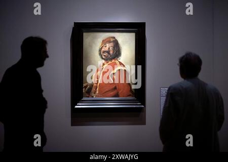 Frans Hals - Ausstellung Berlin DEU, Deutschland, Berlin, 11.07.2024 Bild Pekelharing von 1625 in der Ausstellung Frans Hals Meister des Augenblicks in der Gemaeldegalerie am Kulturforum in Berlin Deutschland. Die Sonderausstellung laeuft vom 12.07.2024 bis 03.11.2024. Der Portraetmaler Frans Hals zaehlt neben Rembrandt und Vermeer zu den herausragenden niederlaendischen Malern des 17. Jahrhundert. Neben ausdrucksstarken Bildnissen der Haarlemer Elite malte er als erster Küstler Hollands auch soziale Außenseiter als Individuen im Portraetformat. de: Malerei Pekelharing ab 1625 Stockfoto