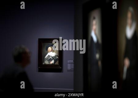 Frans Hals - Ausstellung Berlin DEU, Deutschland, Berlin, 11.07.2024 Bild Bildnis eines Mannes moeglicherweise Nicolaes Pietersz Duyst van Voorhout um 1637 in der Ausstellung Frans Hals Meister des Augenblicks in der Gemaeldegalerie am Kulturforum in Berlin Deutschland. Die Sonderausstellung laeuft vom 12.07.2024 bis 03.11.2024. Der Portraetmaler Frans Hals zaehlt neben Rembrandt und Vermeer zu den herausragenden niederlaendischen Malern des 17. Jahrhundert. Neben ausdrucksstarken Bildnissen der Haarlemer Elite malte er als erster Küstler Hollands auch soziale Außenseiter als Ind Stockfoto