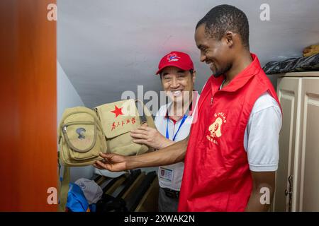 (240819) -- WUHAN, 19. August 2024 (Xinhua) -- Lugazo Abubakar Lugazo (R) und ein Freiwilliger zeigen ihre Taschen in Wuhan, Zentralchinas Provinz Hubei, 18. August 2024. Lugazo Abubakar Lugazo, ein 30-jähriger Tansania, promoviert derzeit an der Central China Normal University (CCNU) in Wuhan. Neben seinem Studium ist er auch Leiter eines Freiwilligen-Service-Teams, das sich aus internationalen Studenten zusammensetzt. Lugazos Zuneigung für China begann während seines Bachelorstudiums in Tansania. Angeregt von einem chinesischen Lehrer an einem Konfuzius-Institut, begann Lugazo seine Reise des Chinesischen Lernens Stockfoto