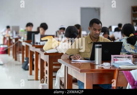 (240819) -- WUHAN, 19. August 2024 (Xinhua) -- Lugazo Abubakar Lugazo studiert an der Bibliothek der Central China Normal University in Wuhan, Zentralchinas Provinz Hubei, 24. Juni 2024. Lugazo Abubakar Lugazo, ein 30-jähriger Tansania, promoviert derzeit an der Central China Normal University (CCNU) in Wuhan. Neben seinem Studium ist er auch Leiter eines Freiwilligen-Service-Teams, das sich aus internationalen Studenten zusammensetzt. Lugazos Zuneigung für China begann während seines Bachelorstudiums in Tansania. Angeregt von einem chinesischen Lehrer an einem Konfuzius-Institut, begann Lugazo seine Karriere Stockfoto