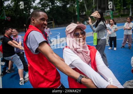 (240819) – WUHAN, 19. August 2024 (Xinhua) – Lugazo Abubakar Lugazo (L, Front) nimmt an einem Tauziehen mit Kindern Teil, während einer Freiwilligentätigkeit in Wuhan, Zentralchinas Provinz Hubei, 19. Mai 2024. Lugazo Abubakar Lugazo, ein 30-jähriger Tansania, promoviert derzeit an der Central China Normal University (CCNU) in Wuhan. Neben seinem Studium ist er auch Leiter eines Freiwilligen-Service-Teams, das sich aus internationalen Studenten zusammensetzt. Lugazos Zuneigung für China begann während seines Bachelorstudiums in Tansania. Ermutigt von einem chinesischen Lehrer an einem Konfuzius-Institut, Lugazo em Stockfoto