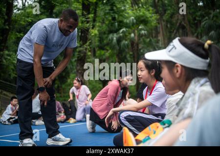 (240819) -- WUHAN, 19. August 2024 (Xinhua) -- Lugazo Abubakar Lugazo (1. L) interagiert mit Kindern während einer Freiwilligentätigkeit in Wuhan, Zentralchinas Provinz Hubei, 19. Mai 2024. Lugazo Abubakar Lugazo, ein 30-jähriger Tansania, promoviert derzeit an der Central China Normal University (CCNU) in Wuhan. Neben seinem Studium ist er auch Leiter eines Freiwilligen-Service-Teams, das sich aus internationalen Studenten zusammensetzt. Lugazos Zuneigung für China begann während seines Bachelorstudiums in Tansania. Angeregt von einem chinesischen Lehrer an einem Konfuzius-Institut begann Lugazo seine Arbeit Stockfoto