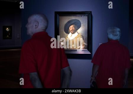 Frans Hals - Ausstellung Berlin DEU, Deutschland, Berlin, 11.07.2024 Bild der froehliche Trinker von 1628-1630 in der Ausstellung Frans Hals Meister des Augenblicks in der Gemaeldegalerie am Kulturforum in Berlin Deutschland. Die Sonderausstellung laeuft vom 12.07.2024 bis 03.11.2024. Der Portraetmaler Frans Hals zaehlt neben Rembrandt und Vermeer zu den herausragenden niederlaendischen Malern des 17. Jahrhundert. Neben ausdrucksstarken Bildnissen der Haarlemer Elite malte er als erster Küstler Hollands auch soziale Außenseiter als Individuen im Portraetformat. de: Lackieren des c Stockfoto