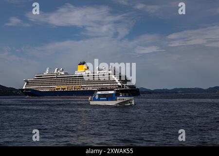 Kreuzfahrtschiff Spirit of Adventure in Byfjorden, Abfahrt vom Hafen von Bergen, Norwegen. Kleines Sightseeing-Schiff Eric Bloodaxe vor dem Hotel Stockfoto