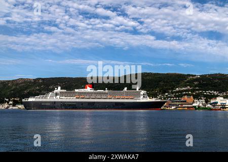 Kreuzfahrt-Schiff Queen Mary 2 am Jekteviksterminalen Kai, im Hafen von Bergen, Norwegen. Stockfoto