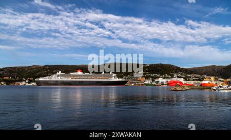 Kreuzfahrt-Schiff Queen Mary 2 am Jekteviksterminalen Kai, im Hafen von Bergen, Norwegen. Stockfoto