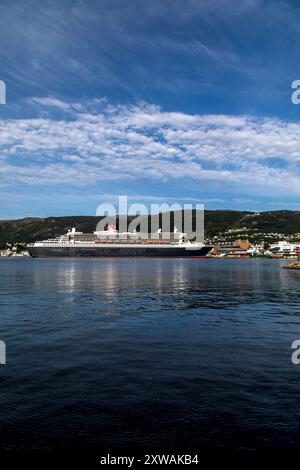 Kreuzfahrt-Schiff Queen Mary 2 am Jekteviksterminalen Kai, im Hafen von Bergen, Norwegen. Stockfoto