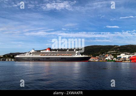 Kreuzfahrt-Schiff Queen Mary 2 am Jekteviksterminalen Kai, im Hafen von Bergen, Norwegen. Stockfoto