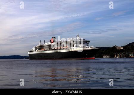 Kreuzfahrt-Schiff Queen Mary 2 in Byfjorden, Abfahrt vom Jekteviksterminalen Kai, im Hafen von Bergen, Norwegen. Stockfoto