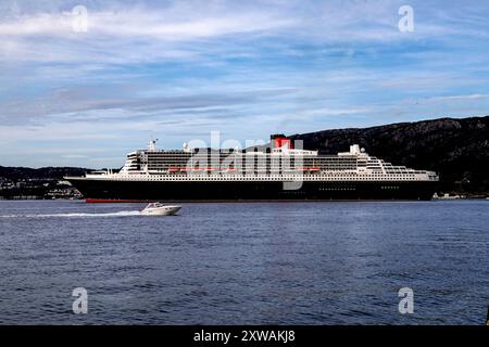 Kreuzfahrt-Schiff Queen Mary 2 in Byfjorden, Abfahrt vom Jekteviksterminalen Kai, im Hafen von Bergen, Norwegen. Stockfoto