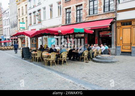 Brussels Terrace Straßenterrasse vor Café-Restaurant, wo man Wein und Abendessen serviert. Brüssel, Belgien Brussel Binnenstad Gewest Brussel Belgie Copyright: XGuidoxKoppesxPhotox Stockfoto