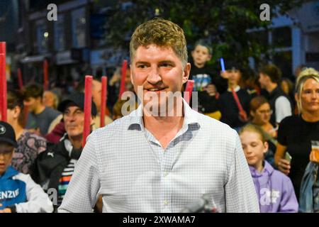 Bridport, Dorset, Großbritannien. August 2024. Edward Morello, Parlamentsabgeordneter von West Dorset, schloss sich Hunderten von Menschen an, die Flammenfackeln bei der jährlichen Bridport Carnival Fackelprozession von der Bridport Town Hall nach East Beach in West Bay in Dorset trugen. Bildnachweis: Graham Hunt/Alamy Live News Stockfoto