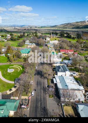 Ross, Australien: Aus der Vogelperspektive auf die historische, antike Stadt Ross in Tasmanien, berühmt für ihr Kolonialgebäude wie die Uniting Church und die Stadt h Stockfoto