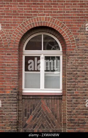 Großes Fenster in einem 100 Jahre alten Gebäude Stockfoto