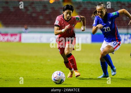 Garam Chun (Korea) und Megane Hoeltzel (Frankreich) beim Spiel Frankreich gegen Korea (Korea) am 1. August beim FIFA U-20-Frauen-Weltmeisterschaft Costa Rica Stockfoto