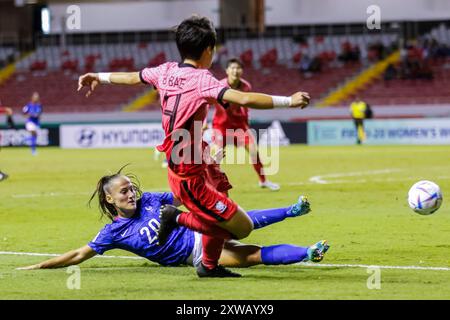 Yebin Bae (Korea) und Megane Hoeltzel (Frankreich) während des Spiels Frankreich gegen Korea am 17. August bei der FIFA U-20-Frauen-Weltmeisterschaft Costa Rica Stockfoto