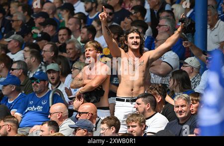 Portsmouth Fans bei Sonnenschein während des Meisterschaftsspiels zwischen Portsmouth und Luton Town im Fratton Park, Portsmouth, Großbritannien - 17. August 2024 Foto Simon Dack / Telefoto Images. Nur redaktionelle Verwendung. Kein Merchandising. Für Football Images gelten Einschränkungen für FA und Premier League, inc. Keine Internet-/Mobilnutzung ohne FAPL-Lizenz. Weitere Informationen erhalten Sie bei Football Dataco Stockfoto