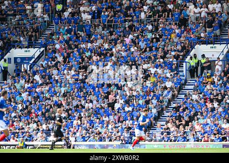 Portsmouth Fans bei Sonnenschein während des Meisterschaftsspiels zwischen Portsmouth und Luton Town im Fratton Park, Portsmouth, Großbritannien - 17. August 2024 Foto Simon Dack / Telefoto Images. Nur redaktionelle Verwendung. Kein Merchandising. Für Football Images gelten Einschränkungen für FA und Premier League, inc. Keine Internet-/Mobilnutzung ohne FAPL-Lizenz. Weitere Informationen erhalten Sie bei Football Dataco Stockfoto