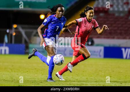 Esther Mbakem Niaro (Frankreich) und Suin Lee (Korea Republik) während des Spiels Frankreich gegen Korea am August beim FIFA U-20-Frauen-Weltmeisterschaft Costa Rica Stockfoto