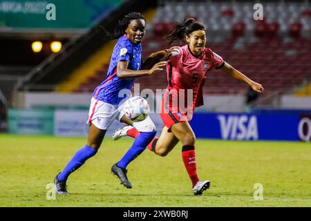 Esther Mbakem Niaro (Frankreich) und Suin Lee (Korea Republik) während des Spiels Frankreich gegen Korea am August beim FIFA U-20-Frauen-Weltmeisterschaft Costa Rica Stockfoto