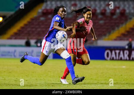 Esther Mbakem Niaro (Frankreich) und Suin Lee (Korea Republik) während des Spiels Frankreich gegen Korea am August beim FIFA U-20-Frauen-Weltmeisterschaft Costa Rica Stockfoto