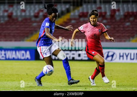 Esther Mbakem Niaro (Frankreich) und Suin Lee (Korea Republik) während des Spiels Frankreich gegen Korea am August beim FIFA U-20-Frauen-Weltmeisterschaft Costa Rica Stockfoto