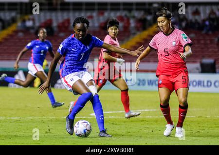 Esther Mbakem Niaro (Frankreich) und Suin Lee (Korea Republik) während des Spiels Frankreich gegen Korea am August beim FIFA U-20-Frauen-Weltmeisterschaft Costa Rica Stockfoto