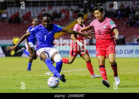 Esther Mbakem Niaro (Frankreich) und Suin Lee (Korea Republik) während des Spiels Frankreich gegen Korea am August beim FIFA U-20-Frauen-Weltmeisterschaft Costa Rica Stockfoto